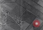 Standbild American B-17 Flugzeuge bombardieren Berlin Berlin Deutschland, 1945, aus Sekunde 50 historischem Filmmaterial Videoclip 65675037600