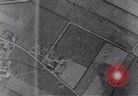 Standbild American B-17 Flugzeuge bombardieren Berlin Berlin Deutschland, 1945, aus Sekunde 51 historischem Filmmaterial Videoclip 65675037600