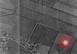 Standbild American B-17 Flugzeuge bombardieren Berlin Berlin Deutschland, 1945, aus Sekunde 52 historischem Filmmaterial Videoclip 65675037600