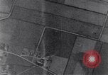 Standbild American B-17 Flugzeuge bombardieren Berlin Berlin Deutschland, 1945, aus Sekunde 53 historischem Filmmaterial Videoclip 65675037600