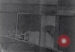 Standbild American B-17 Flugzeuge bombardieren Berlin Berlin Deutschland, 1945, aus Sekunde 55 historischem Filmmaterial Videoclip 65675037600