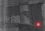 Standbild American B-17 Flugzeuge bombardieren Berlin Berlin Deutschland, 1945, aus Sekunde 57 historischem Filmmaterial Videoclip 65675037600