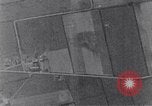 Standbild American B-17 Flugzeuge bombardieren Berlin Berlin Deutschland, 1945, aus Sekunde 58 historischem Filmmaterial Videoclip 65675037600