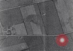 Standbild American B-17 Flugzeuge bombardieren Berlin Berlin Deutschland, 1945, aus Sekunde 59 historischem Filmmaterial Videoclip 65675037600