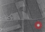 Standbild American B-17 Flugzeuge bombardieren Berlin Berlin Deutschland, 1945, aus Sekunde 60 historischem Filmmaterial Videoclip 65675037600