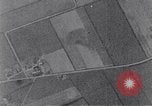 Standbild American B-17 Flugzeuge bombardieren Berlin Berlin Deutschland, 1945, aus Sekunde 62 historischem Filmmaterial Videoclip 65675037600