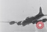 Standbild US B-17 Flugzeuge bombardieren German Submarine Yard Bremen Deutschland, 1945, aus Sekunde 31 historischem Filmmaterial Videoclip 65675037601