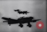 Standbild deutsche Ju-87 Stuka dive Bomber angreifen Westerplatte Danzig Polen, 1939, aus Sekunde 32 historischem Filmmaterial Videoclip 65675037614