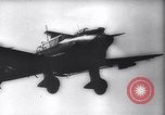 Standbild deutsche Ju-87 Stuka dive Bomber angreifen Westerplatte Danzig Polen, 1939, aus Sekunde 47 historischem Filmmaterial Videoclip 65675037614