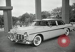 Standbild Chrysler Corporation Auto Show United States USA, 1955, aus Sekunde 4 historischem Filmmaterial Videoclip 65675037651