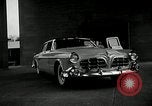 Standbild Chrysler Corporation Auto Show United States USA, 1955, aus Sekunde 6 historischem Filmmaterial Videoclip 65675037651