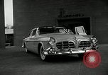Standbild Chrysler Corporation Auto Show United States USA, 1955, aus Sekunde 10 historischem Filmmaterial Videoclip 65675037651