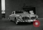 Standbild Chrysler Corporation Auto Show United States USA, 1955, aus Sekunde 11 historischem Filmmaterial Videoclip 65675037651