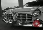 Standbild Chrysler Corporation Auto Show United States USA, 1955, aus Sekunde 13 historischem Filmmaterial Videoclip 65675037651