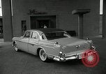 Standbild Chrysler Corporation Auto Show United States USA, 1955, aus Sekunde 18 historischem Filmmaterial Videoclip 65675037651
