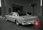 Standbild Chrysler Corporation Auto Show United States USA, 1955, aus Sekunde 20 historischem Filmmaterial Videoclip 65675037651