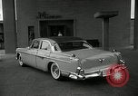 Standbild Chrysler Corporation Auto Show United States USA, 1955, aus Sekunde 21 historischem Filmmaterial Videoclip 65675037651