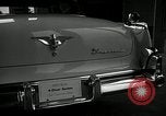 Standbild Chrysler Corporation Auto Show United States USA, 1955, aus Sekunde 22 historischem Filmmaterial Videoclip 65675037651