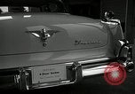 Standbild Chrysler Corporation Auto Show United States USA, 1955, aus Sekunde 25 historischem Filmmaterial Videoclip 65675037651