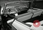 Standbild Chrysler Corporation Auto Show United States USA, 1955, aus Sekunde 45 historischem Filmmaterial Videoclip 65675037651