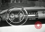 Standbild Chrysler Corporation Auto Show United States USA, 1955, aus Sekunde 47 historischem Filmmaterial Videoclip 65675037651