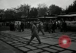 Standbild Chrysler Corporation Auto Show United States USA, 1955, aus Sekunde 62 historischem Filmmaterial Videoclip 65675037651