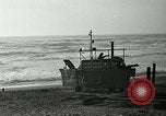 Standbild beachcombers Fort Bragg California USA, 1936, aus Sekunde 14 historischem Filmmaterial Videoclip 65675037659