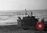 Standbild beachcombers Fort Bragg California USA, 1936, aus Sekunde 15 historischem Filmmaterial Videoclip 65675037659