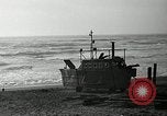 Standbild beachcombers Fort Bragg California USA, 1936, aus Sekunde 16 historischem Filmmaterial Videoclip 65675037659