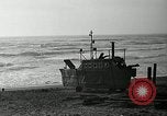 Standbild beachcombers Fort Bragg California USA, 1936, aus Sekunde 17 historischem Filmmaterial Videoclip 65675037659