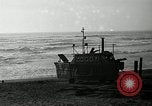 Standbild beachcombers Fort Bragg California USA, 1936, aus Sekunde 18 historischem Filmmaterial Videoclip 65675037659