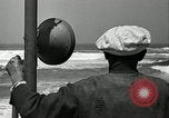 Standbild beachcombers Fort Bragg California USA, 1936, aus Sekunde 37 historischem Filmmaterial Videoclip 65675037659
