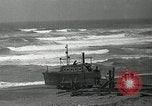 Standbild beachcombers Fort Bragg California USA, 1936, aus Sekunde 60 historischem Filmmaterial Videoclip 65675037659