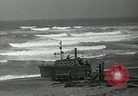 Standbild beachcombers Fort Bragg California USA, 1936, aus Sekunde 61 historischem Filmmaterial Videoclip 65675037659