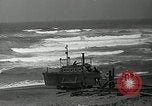 Standbild beachcombers Fort Bragg California USA, 1936, aus Sekunde 62 historischem Filmmaterial Videoclip 65675037659