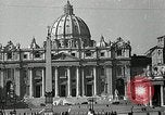 Immagine di Torcia luci montato sulla Basilica di San Pietro Roma Italia, 1935, secondo 3 filmato di repertorio 65675037669