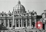Immagine di Torcia luci montato sulla Basilica di San Pietro Roma Italia, 1935, secondo 4 filmato di repertorio 65675037669