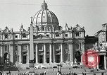 Immagine di Torcia luci montato sulla Basilica di San Pietro Roma Italia, 1935, secondo 5 filmato di repertorio 65675037669