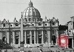 Immagine di Torcia luci montato sulla Basilica di San Pietro Roma Italia, 1935, secondo 6 filmato di repertorio 65675037669