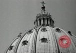 Immagine di Torcia luci montato sulla Basilica di San Pietro Roma Italia, 1935, secondo 14 filmato di repertorio 65675037669