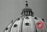 Immagine di Torcia luci montato sulla Basilica di San Pietro Roma Italia, 1935, secondo 16 filmato di repertorio 65675037669