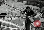 Immagine di Torcia luci montato sulla Basilica di San Pietro Roma Italia, 1935, secondo 18 filmato di repertorio 65675037669