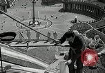 Immagine di Torcia luci montato sulla Basilica di San Pietro Roma Italia, 1935, secondo 20 filmato di repertorio 65675037669