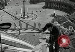 Immagine di Torcia luci montato sulla Basilica di San Pietro Roma Italia, 1935, secondo 21 filmato di repertorio 65675037669