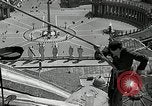 Immagine di Torcia luci montato sulla Basilica di San Pietro Roma Italia, 1935, secondo 22 filmato di repertorio 65675037669