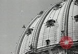 Immagine di Torcia luci montato sulla Basilica di San Pietro Roma Italia, 1935, secondo 23 filmato di repertorio 65675037669