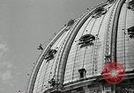 Immagine di Torcia luci montato sulla Basilica di San Pietro Roma Italia, 1935, secondo 24 filmato di repertorio 65675037669
