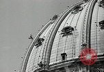 Immagine di Torcia luci montato sulla Basilica di San Pietro Roma Italia, 1935, secondo 25 filmato di repertorio 65675037669