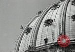 Immagine di Torcia luci montato sulla Basilica di San Pietro Roma Italia, 1935, secondo 26 filmato di repertorio 65675037669