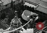 Immagine di Torcia luci montato sulla Basilica di San Pietro Roma Italia, 1935, secondo 32 filmato di repertorio 65675037669